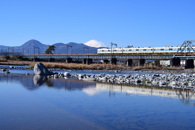 酒匂川橋梁を渡る8000形電車