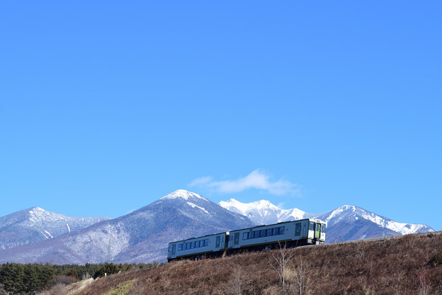 Photos: 八ヶ岳と小海線キハ110系気動車