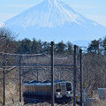 Photos: 富士山と211系普通電車