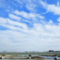 多摩川橋梁を渡る小田急電鉄8000形電車