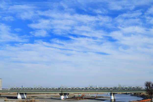 多摩川橋梁を渡る小田急ロマンスカーと東京メトロ16000系電車