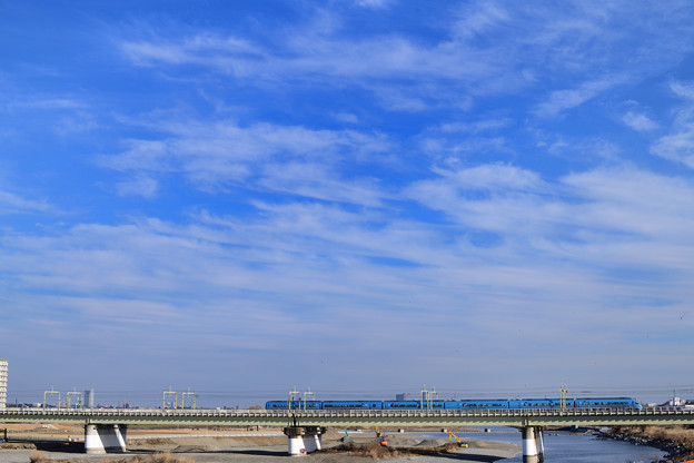 多摩川橋梁を渡る小田急ロマンスカー 60000形MSE
