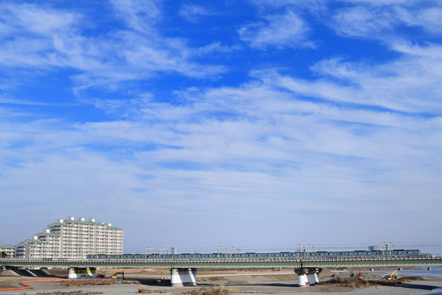 多摩川橋梁を渡る東京メトロ16000系電車