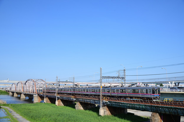 荒川橋梁を渡る3500形電車