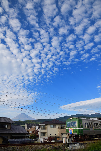 うろこ雲と富士山と電車
