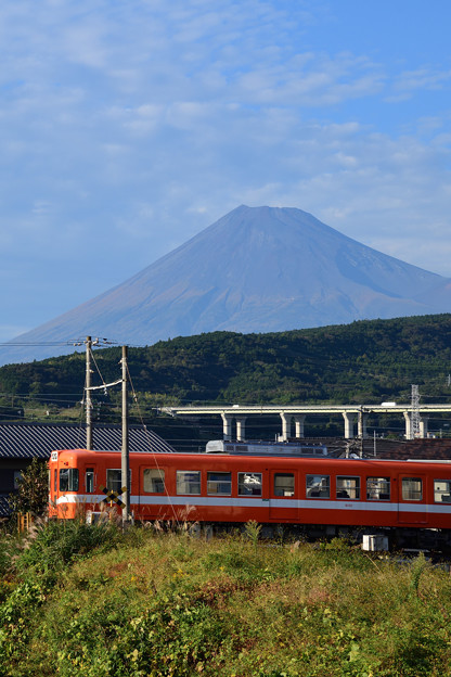 鉄橋と富士山とオレンジ色の電車