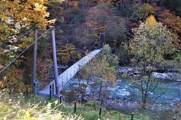 高瀬川に架かる吊り橋