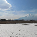 Photos: 冬の田んぼと迫る雲。
