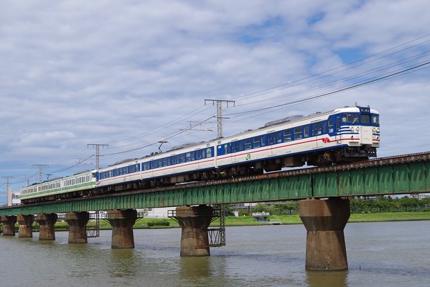 Photos: 信濃川橋梁を渡る115系一次新潟色と二次新潟色