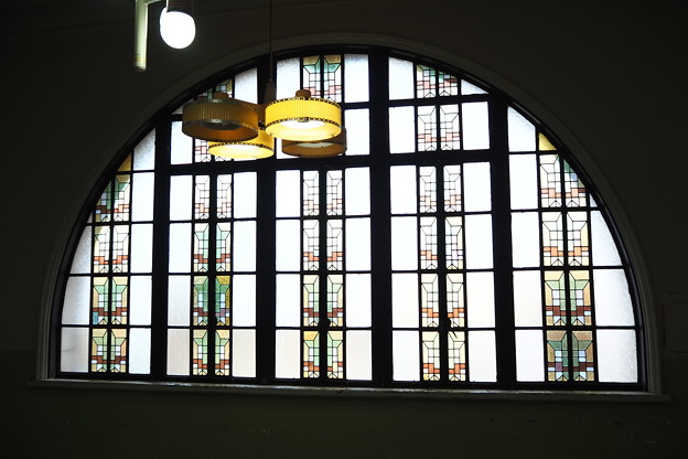 レトロ建築な図書館のステンドグラス