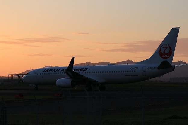夕陽に向かって離陸　JAL機
