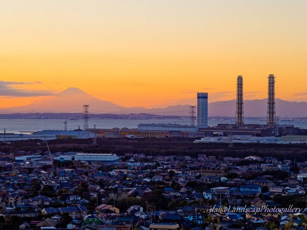 夕刻のJERA 富津火力発電所と富士山のシルエット