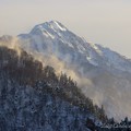 Photos: 強風で舞い上がる雪と雨飾山