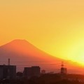 Photos: 沈む夕日と富士