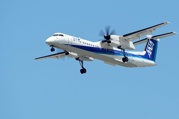 着陸　ANAウイングス　Bombardier DHC-8-400