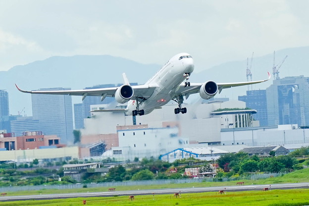 Photos: 大空へ　JAL A350-900