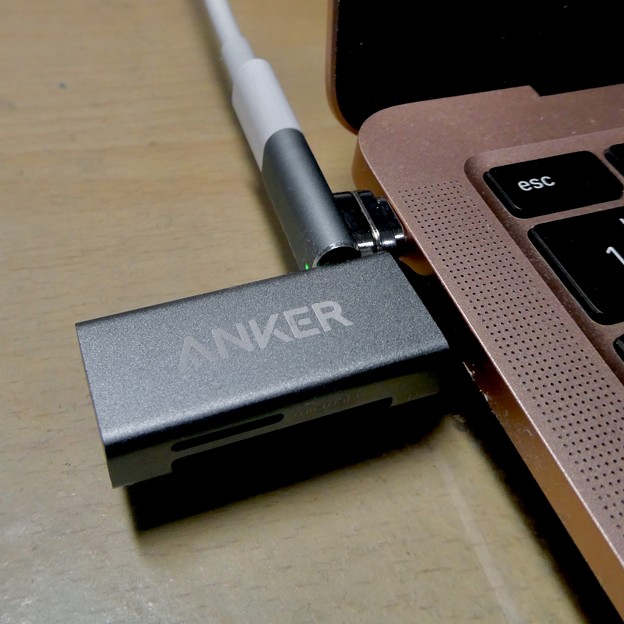 Macbook Air・ProをMagsafe化できる「Sisyphy Magsafe 磁気 マグネット USB-Cアダプター（9ピン）」 - 12：AnkerのSDカードリーダーだとちょっときつい