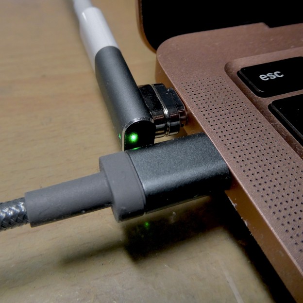 Macbook Air・ProをMagsafe化できる「Sisyphy Magsafe 磁気 マグネット USB-Cアダプター（9ピン）」 - 15：Lighningケーブルだと干渉しなそう