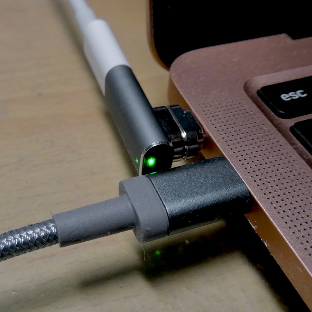 Macbook Air・ProをMagsafe化できる「Sisyphy Magsafe 磁気 マグネット USB-Cアダプター（9ピン）」 - 16：Lighningケーブルだと干渉しなそう