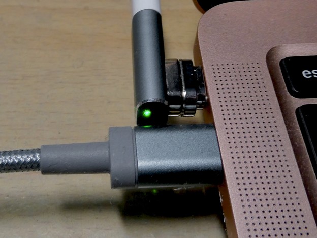 Macbook Air・ProをMagsafe化できる「Sisyphy Magsafe 磁気 マグネット USB-Cアダプター（9ピン）」 - 17：Lighningケーブルだと干渉しなそう