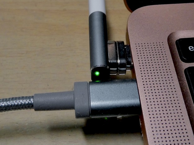Macbook Air・ProをMagsafe化できる「Sisyphy Magsafe 磁気 マグネット USB-Cアダプター（9ピン）」 - 18：Lighningケーブルだと干渉しなそう
