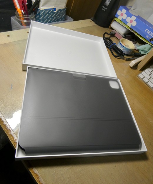 iPad用Magic Keyboard - 2：箱を開けたところ