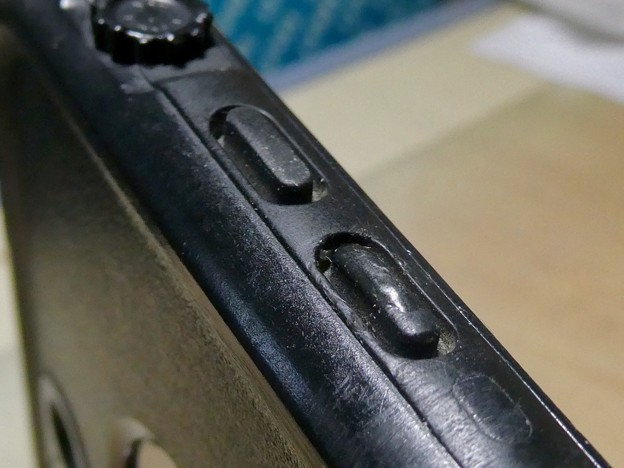 Photos: 欠けてしまった音量ボタンを「BONDIC」で復元 - 1