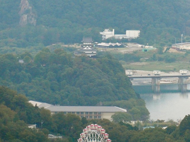 継鹿尾山の山頂から見た景色 - 5：犬山城とライン大橋