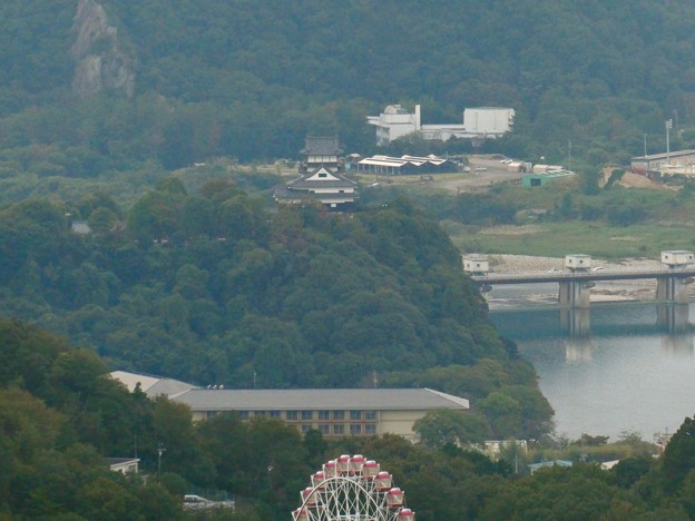 継鹿尾山の山頂から見た景色 - 6：犬山城とライン大橋