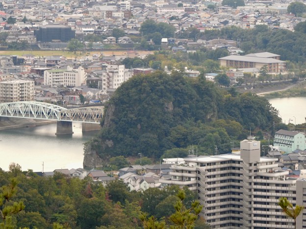 日本ラインうぬまの森：展望塔広場から見た景色 - 13（犬山橋と鵜沼城跡）