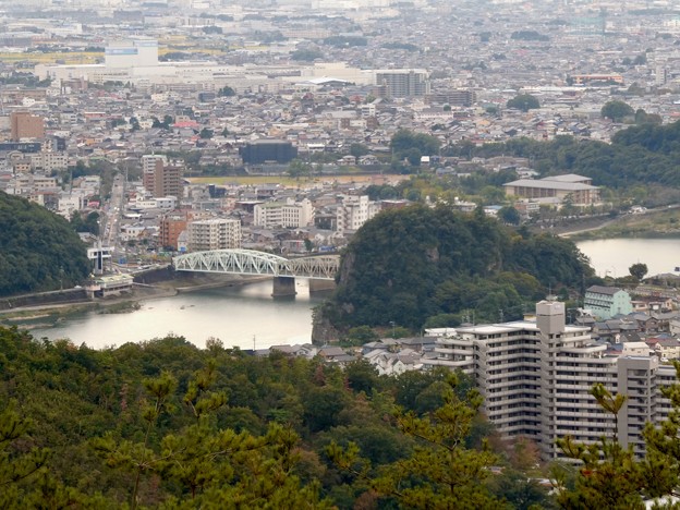日本ラインうぬまの森：展望塔広場から見た景色 - 14（犬山橋と鵜沼城跡）