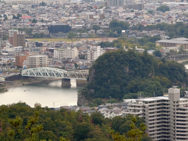 日本ラインうぬまの森：展望塔広場から見た景色 - 15（犬山橋と鵜沼城跡）