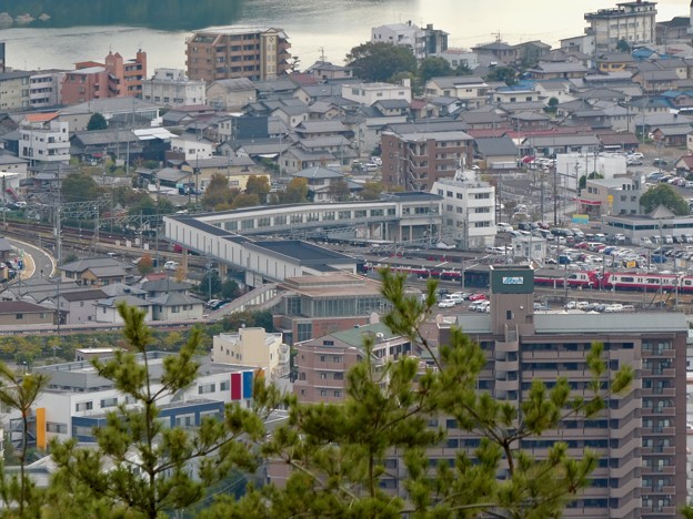 日本ラインうぬまの森：展望塔広場から見た景色 - 43（鵜沼駅と新鵜沼駅）
