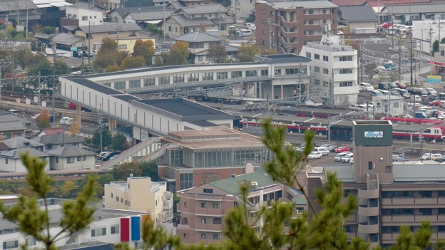 日本ラインうぬまの森：展望塔広場から見た景色 - 46（鵜沼駅と新鵜沼駅）