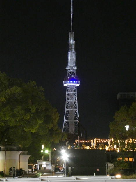 ミツコシマエヒロバス越しに見た夜の名古屋テレビ塔 - 1