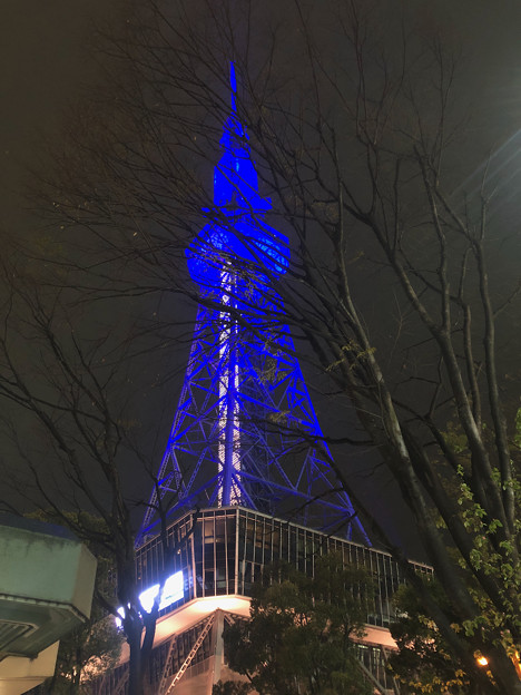 真下から見上げた真っ青の名古屋テレビ塔