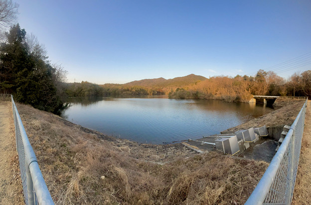 iPhone 12 Miniの超広角カメラで撮影した築水池のパノラマ写真