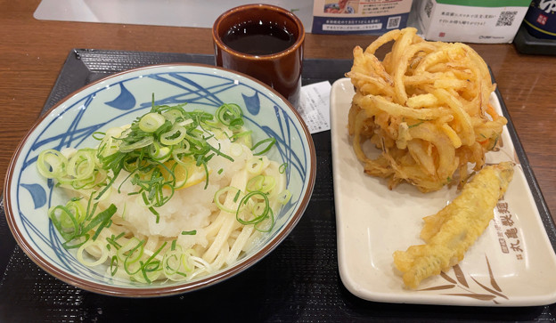 丸亀製麺：おろししょうゆうどんとかき揚げ、ししゃもの天ぷら