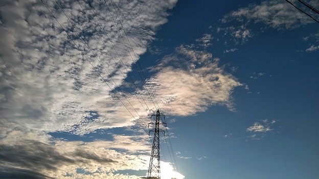 鉄線と雲空
