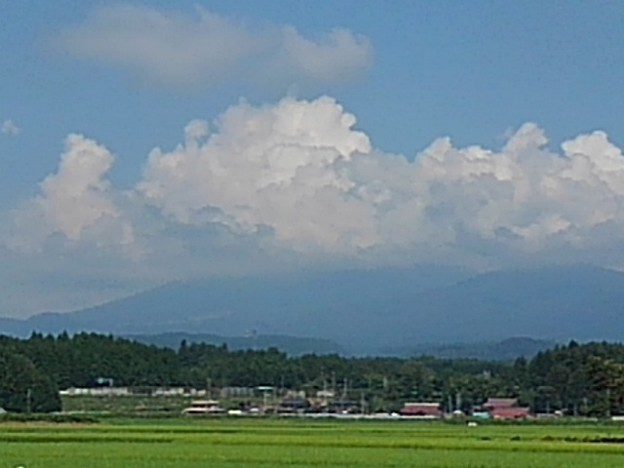 Photos: 入道雲が山にかかった景色（8月5日）