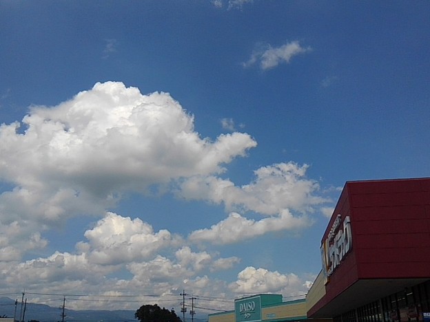 店舗の上の雲（8月2日）