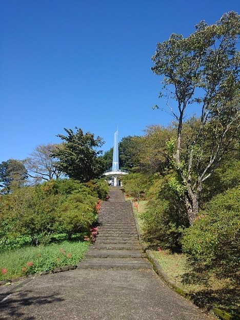 階段の奥のシンボルタワー（9月19日）