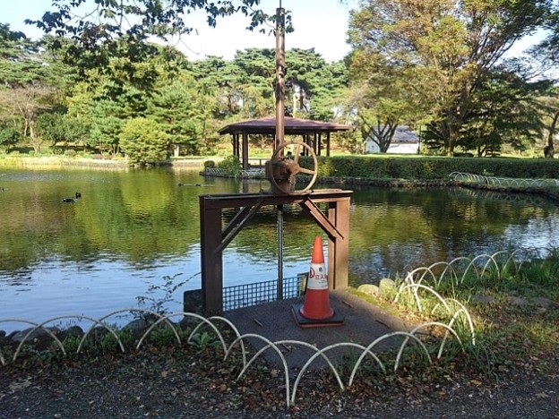 Photos: 烏ヶ森公園の池の水門（10月3日）