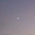 Photos: 夕日に浮かぶ小さな月（10月10日）