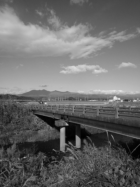 Photos: 古そうな橋と川・モノクロ（11月5日）