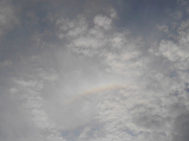 Photos: 少し虹も見える雲が多い空（11月18日）