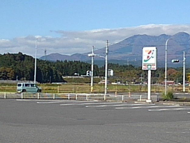コンビニの駐車場から見えた山（11月4日）