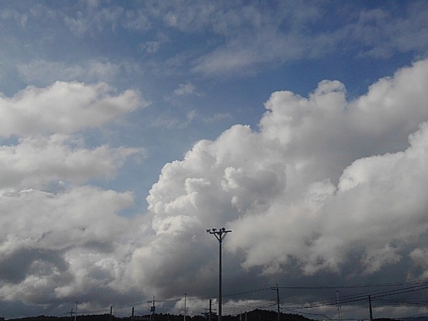 Photos: 街灯の後ろの大きな雲（11月8日）