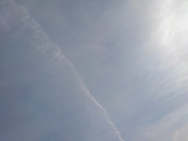 飛行機雲の跡もある空の景色（12月16日）
