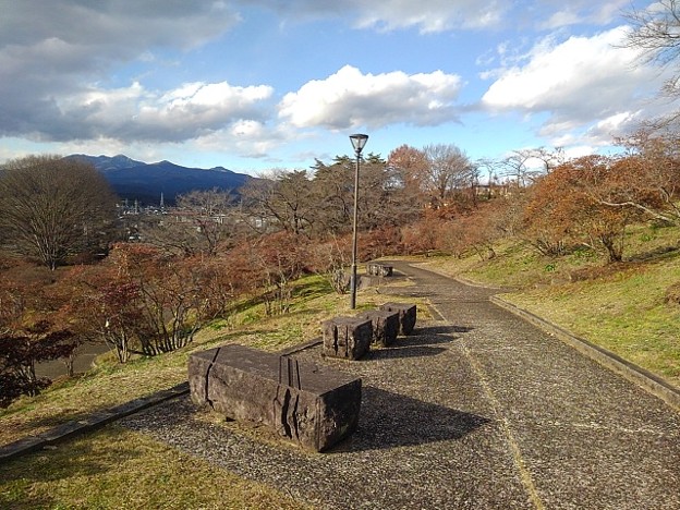 長峰公園の丘の石のベンチと山（12月4日）